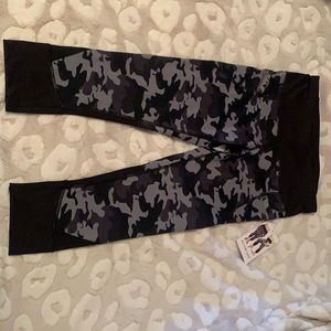Black/Grey Camo Active Life Leggings. Size M.